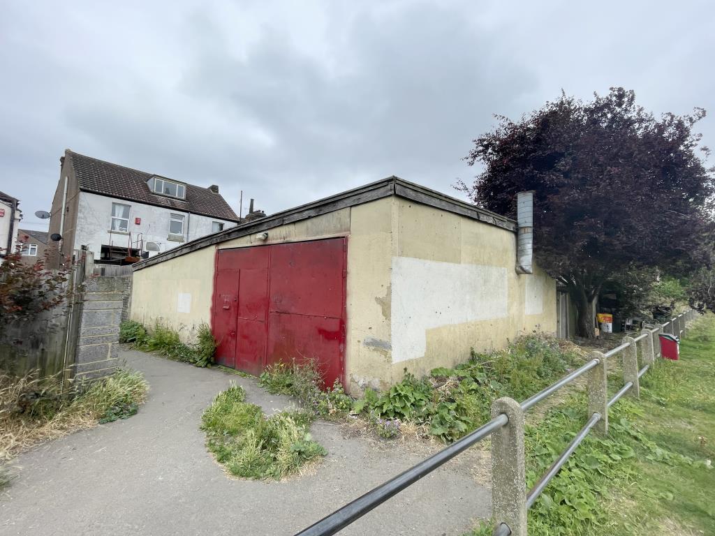 Lot: 123 - VACANT FORMER CAR REPAIR COMMERCIAL WORKSHOP - outside image of workshop from park
